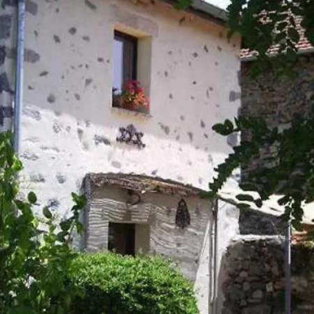 Ancien Pigeonnier Restaure Avec Terrasse, Terrain Clos Et Equipements Bebe A Sarlanges, - Fr-1-582-167 *